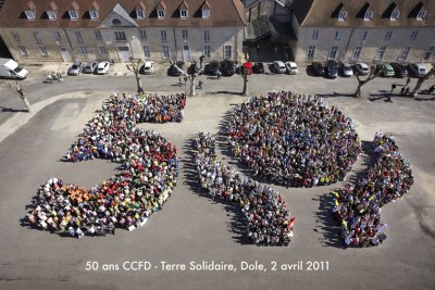  1800 personnes forment le logo des 50 ans du CCFD-Terre Solidaire  Dole, le 2 avril 2011 